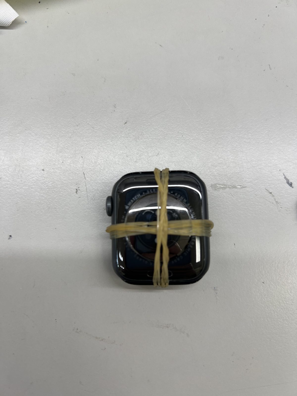 Apple Watch Series 6 更換電池後以橡皮筋加壓固定螢幕