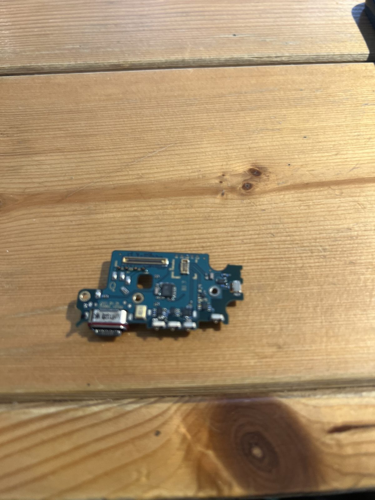 Galaxy S22+ 拆機過程中取下的充電埠小板（尾插小板）
