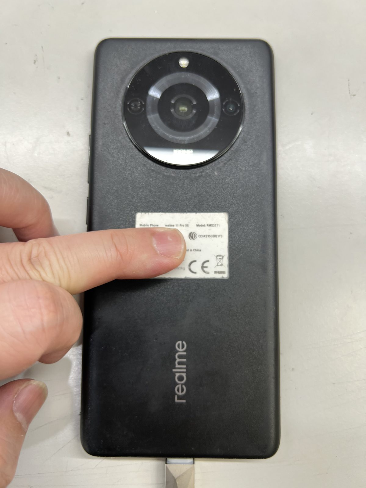 送修的 realme 11 Pro 5G，背面標籤可見型號 RMX3771