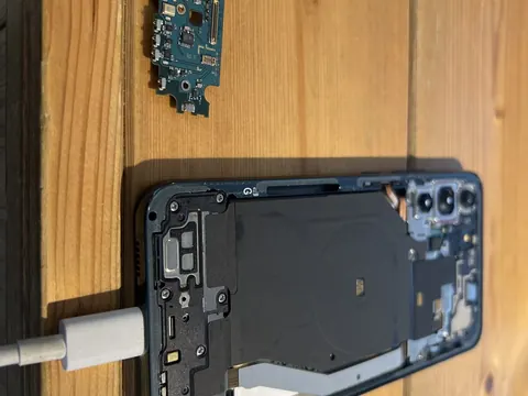 Galaxy S22 Ultra 無法充電維修紀錄
